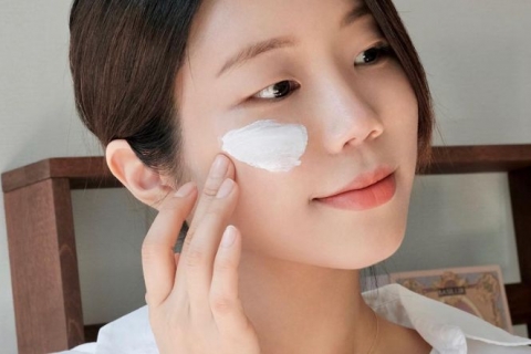 Nên bôi kem chống nắng bao nhiêu lần trong ngày